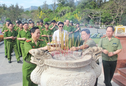 Đoàn đại biểu Đảng ủy, Ban Giám đốc và đại diện lãnh đạo các đơn vị thuộc Học viện CSND dâng hương tại nghĩa trang Hàng Dương